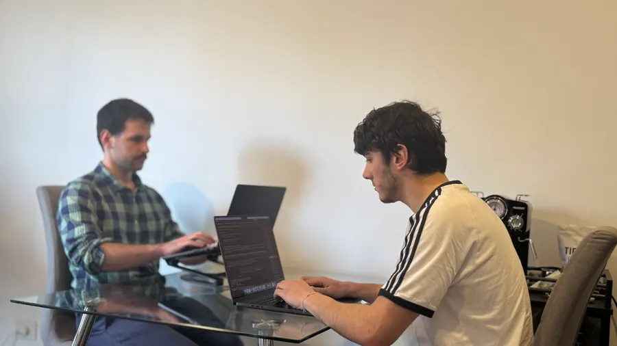 Equipo de MGWeb trabajando en conjunto