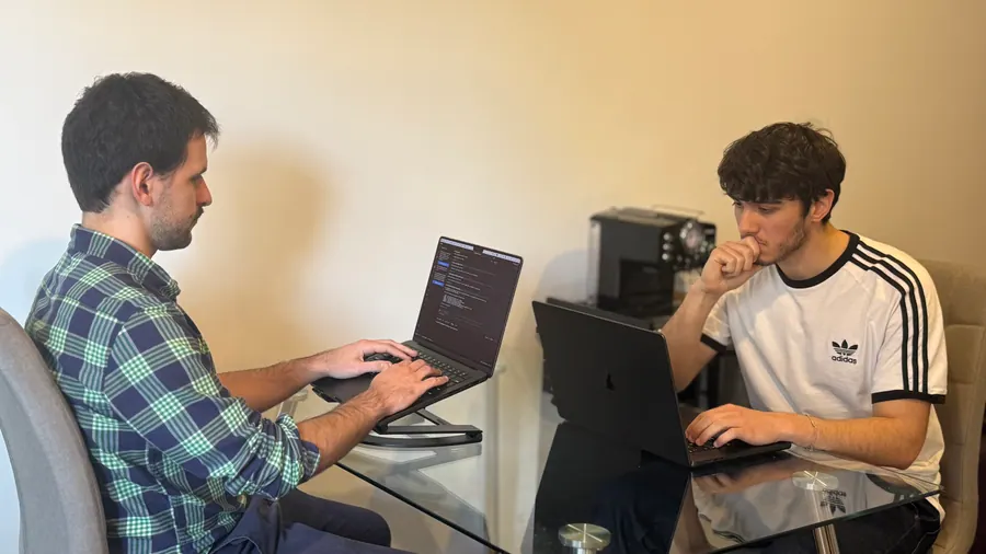 Equipo de MGWeb conversando sobre un proyecto