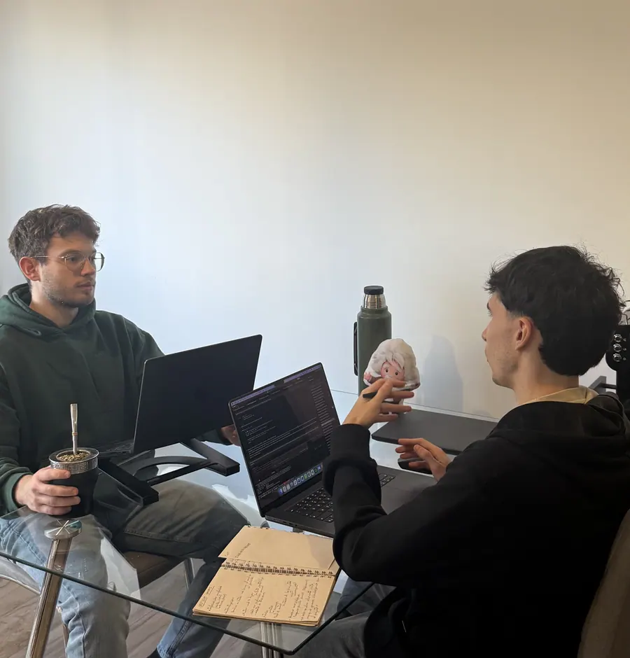 Integrante del equipo de MGWeb durante una sesión de trabajo