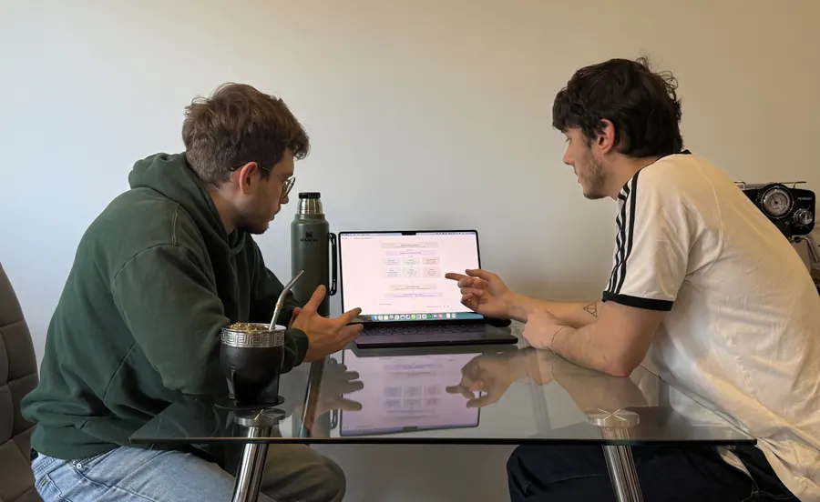 Equipo de MGWeb colaborando frente a una computadora