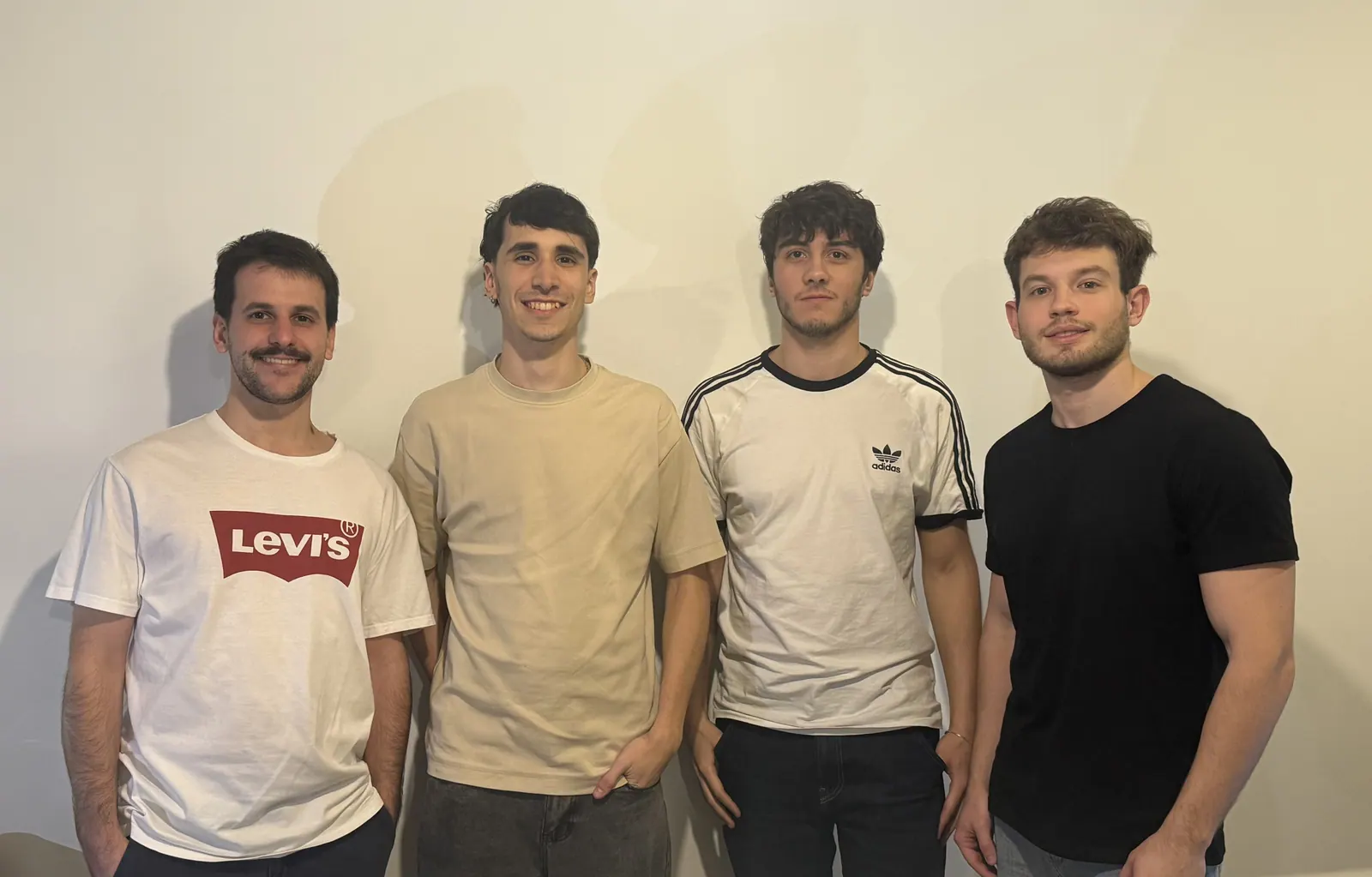 Equipo de MGWeb reunido en el espacio de trabajo